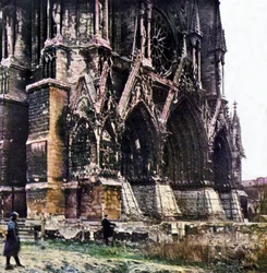 Die beschädigte Kathedrale von Reims während der Schlacht an der Marne östlich von Paris, September 1914 (Autochrom)